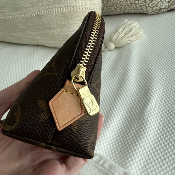 Louis Vuitton Cosmetic Pouch - Picture 6 of 12